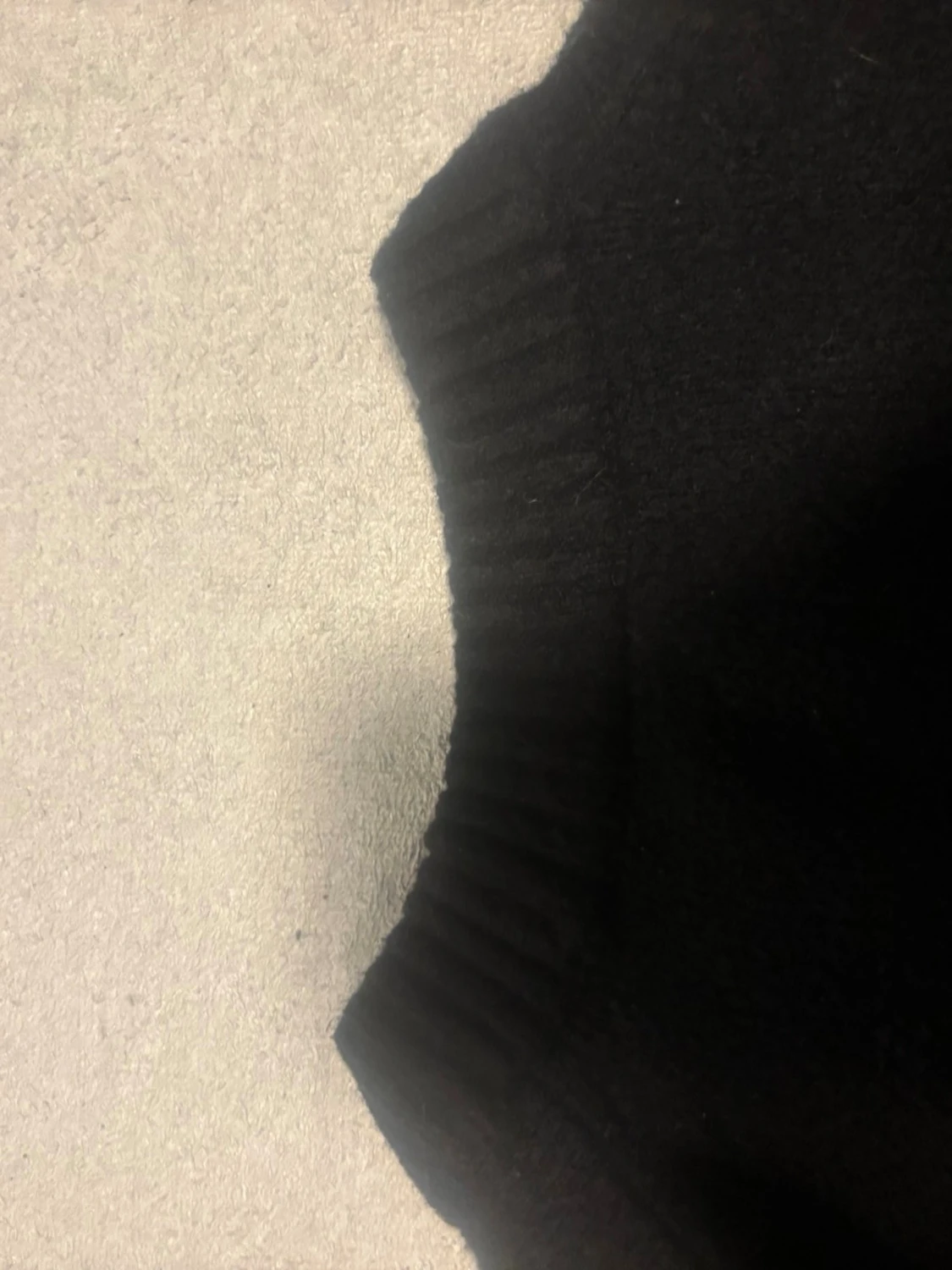 Svart stickad tröja med rund hals - 1