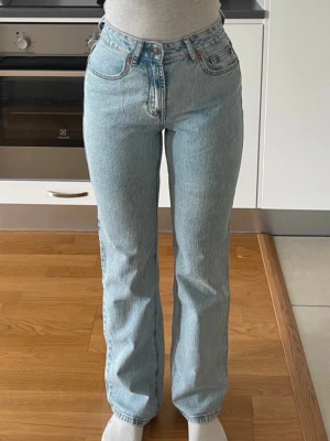 Ljusblå jeans - Säljer ett par ljusblå jeans från Stradivarius med rak passform