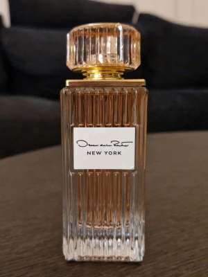 Oscar de la renta - New York EdP 50ml - Köpt på Notino för en vecka sedan. Har tyvärr inte kvar kartongen. Bästa jordgubbsdoften.
