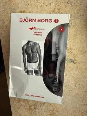 Björn Borg 2-pack trunk kalsonger S - Säljer ett 2-pack trunk kalsonger från Björn Borg i storlek S. Kalsongerna är tillverkade i mjuk bomullsstretch för extra komfort och har den klassiska Björn Borg-loggan på midjeresåren. Färgerna verkar vara svart och vitt. Perfekta för dig som gillar stilrena underkläder.