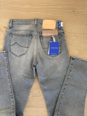 Jacob cohën jeans - Säljer ett par riktigt schysta Jacob cohën jeans i helt nytt skick med tags kvar!   Storleken är 29 och är i modellen bard!  Kom gärna med prisförslag och frågor😊
