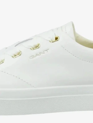 GANT sneakers - Snygga vita sneakers från GANT med guldfärgade metallhål för snörningen och klassisk låg profil. Skorna är tillverkade i läder och har vita breda snören samt diskret GANT-logga på sidan. Perfekta för en clean och stilren look. Har knappt använts och är därmed i nyskick. Kartong medföljer! Nypris: 1599 Mitt pris: 1050kr 