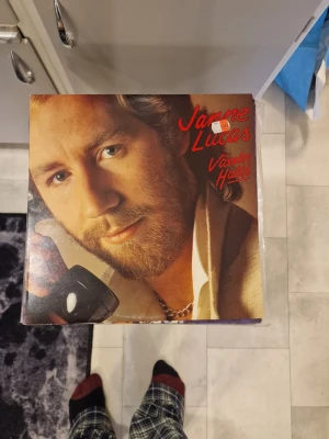 Janne Lucas The Best Of vinylskiva - Janne Lucas "The Best Of" vinylskiva. Samlingsalbum med flera låtar av artisten Janne Lucas. Format: LP/vinyl. Omslag med låtlista på baksidan samt information om inspelning och medverkande musiker.