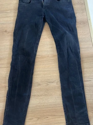 Svarta skinnet fit jeans från Anbass - Snygga svarta skinny fit jeans från Anbass med klassisk femficksdesign och dragkedjegylf. Jeansen har en smal passform och är tillverkade i ett mjukt denimtyg som sitter skönt hela dagen. Perfekta till en avslappnad streetstyle-look. Hör av er vid funderingar!