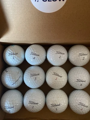 Titleist PRO V1/x A/B-Klass - Säljer ett set med vita golfbollar från Titleist PRO v1 A/B klass , totalt 12 stycken. Bollarna har klassisk rund form med dimple-mönster och är tillverkade i syntetmaterial. Perfekt för dig som vill fylla på golfutrustningen med kvalitetsbollar.