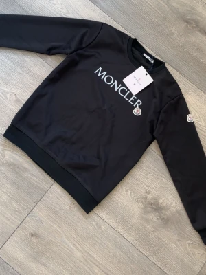 Moncler tröja - Tjena, helt nytt. Storlek M men passar S också. Skriv gärna vid frågor eller intresse. 😊