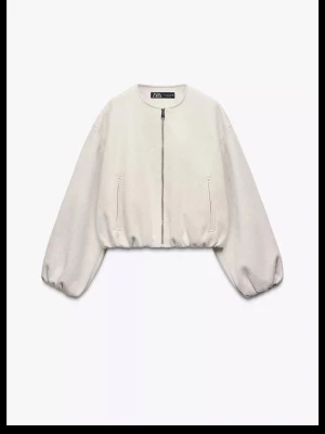 Vit teddyjacka från Zara - Snygg vit teddyjacka från Zara med rund halsringning och dragkedja framtill. Jackan har två fickor och ballongärmar med resår vid ärmsluten. Materialet är mjukt och fluffigt. Alla storlekar förutom xl och xxl är slut på hemsidan, andänd 2 gånger 