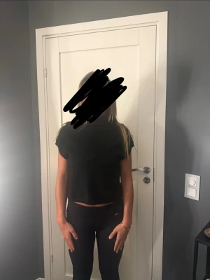 Svart croppad topp från Kappahl  - Säljer en svart croppad topp från kapphal med korta ärmar och enkel design. Perfekt att matcha med jeans eller kjol för en cool look. Materialet är mjukt och bekvämt, och toppen har en loose passning som ger en avslappnad vibe.