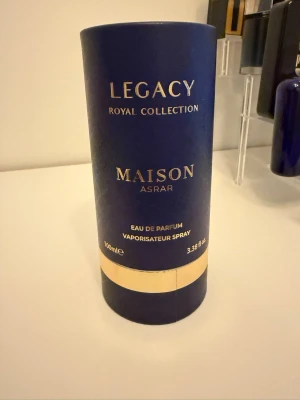 Legacy Maison Royal Collection  - Säljer av en fantastisk sommar banger, luktar 99% som blue talisman. Endast provad så 99ml kvar. 