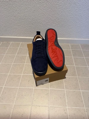 Mörk blåa loubitin skor  - Helt nya mörk blåa skor från loubitin som är perfekt för nästan alla stilar. Dom är jätte snygga och fina och hade varit perfekt nu till sommaren