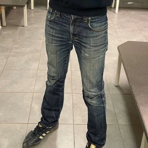 Utslitna Raw Nudie Jeans - Säljer dessa enormt feta Nudie jeans med sjukt snygga fades och honeycombs🌊 Det röda ringarna på bild 4 är små hål samt de gröna ringarna är olika lagningar (en under grenen på baksidan också)  Gylfknappen har lite slitningar men går fortfarande att använda. Små Slitningar på benen längst ner också  Dessa har en lång story och används i år är min uppskattning utifrån de fantastiska faden och honeycombsen  Längd: 105cm Benöppning: 19cm Midja: 40cm Skick: 6/10 Storlek: 30/32  Hör av er vid frågor🙌🏻