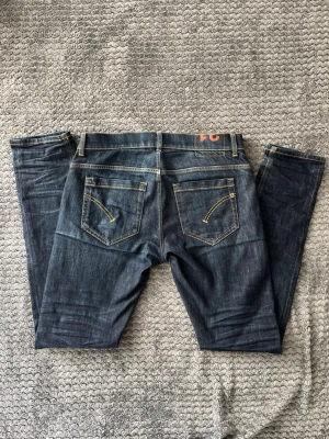 Dondup George  - Rikigt feta dondup i modellen George! Dom blir slitna så dom ser vintage ut när dom andvänds⏳  Storlek 31  Perfekta nu till sommaren och våren Inga defekter eller några hål!✅  Skriv om ni är intresserade eller har några frågor!☺️