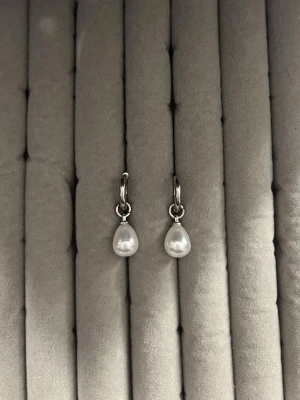 Silverörhängen  - Helt nya silverörhängen med droppformade vita pärlor.