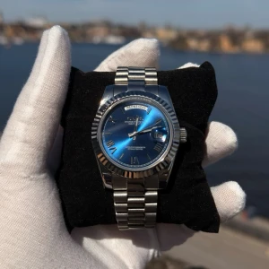 SEIKO MOD - Royal Blue (Day-Date) - Självbyggd SEIKO MOD med djup blå tavla som skiftar i ljuset.  