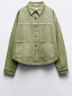 Olivgrön jeansjacka från Zara - Snygg olivgrön jeansjacka från Zara i storlek XS den är i jättebra skick och är knappt använd. Säljer då den inte kommer till användning längre 😁