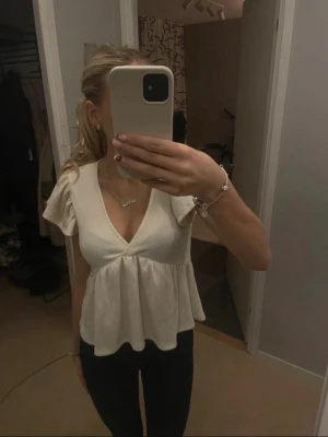 Vit blus  - Vit/ creme beige blus från Gina Tricot