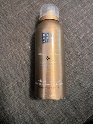 Rituals The Ritual of Hammam mousse - Lyxig body lotion mousse från Rituals, The Ritual of Hammam. Kommer i en elegant bronsfärgad flaska med genomskinligt lock. Innehåller eukalyptus och arganolja för en fräsch och återfuktande känsla. Perfekt för dig som vill ha något extra till hudvårdsrutinen.