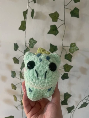 Virkad Bulbasaur - Handvirkat i mjukt polyester garn perfekt som gosedjur eller present!