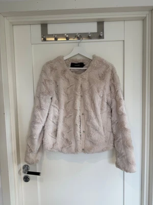 Beige jacka - Beige mjuk jacka från vero moda storlek M🥰