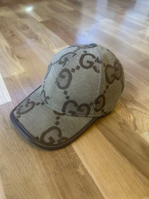 Beige jumbo keps från GG - Ovanlig äkta  GG keps o beige färg, skriv pm om det är något ni undrar!                                                       Pris är diskuterbart 😊