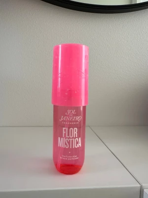 Sol de janeiro Flor Mistica 90 ml - Sol de janeiro Flor Mistica 90 ml. Endast testsprayad ett par gånger. Se bilderna för mängd kvar 🌸