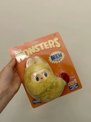 The Monsters Tempura Shrimp Labubu - Säljer en gullig och unik The Monsters Yummy plushfigur från Pop Mart. Figuren är gul med röda detaljer och har ett sött ansikte med stora ögon. Den är tillverkad i mjukt plyschmaterial och kommer i originalförpackning.