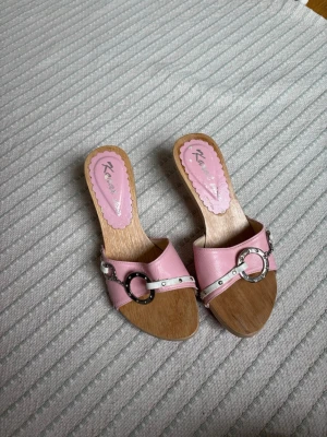 Rosa sandaler med träklack y2k - Fina rosa sandaler med träklack och snygga metalldetaljer💞