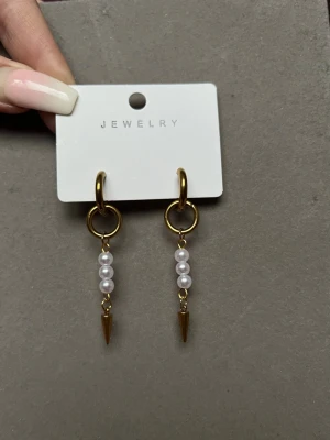 Guldörhängen med pärlor och spets - Helt oanvända guld örhängen.