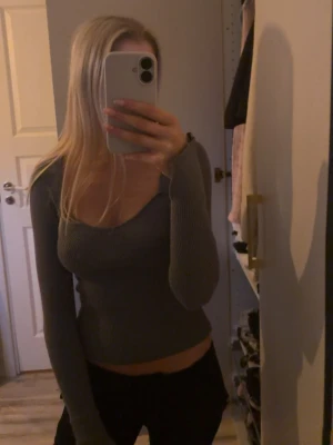 Grå top - Säljer denna superfina gråa toppen som är uringad, den är i fint skick och knappast använd. Köpt från Gina Tricot och passar mig som vanligtvis har storlek xs/s i tröjor💕