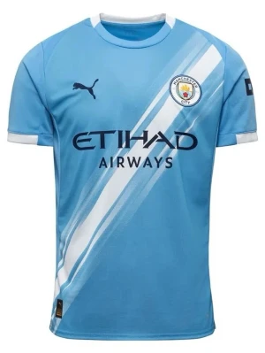 Manchester City matchtröja (HAALAND) - Snygg ljusblå Manchester City matchtröja från Puma med vita diagonala ränder och klubbmärke på bröstet. Tröjan har rund hals, korta ärmar och svart Puma-logga. Tillverkad i lätt och ventilerande material, perfekt för fotbollsträning eller match.