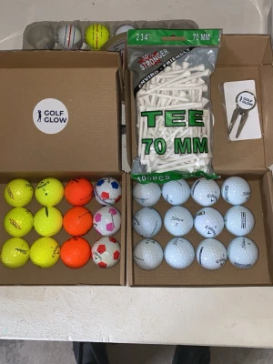 3st callaway chromesoft turvis, 3st Wilson staff röda, 3st gula supersoft, 3st gula truefeel, 3st chromesoft, 3st supersoft, 3st AVX, 3st PRO v1 A/B-klass, 100-pack peggar ochh sist men inte minst en greenlagare  - Säljer ett set med golfbollar i olika färger, bland annat gul, orange och vit med mönster, samt vita golfpeggar (70 mm) och markeringsverktyg från Golf Glow. Bollarna är runda och tillverkade i plast, perfekt för golfentusiaster.