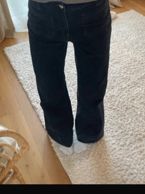 Marinblå jeans med raka ben - Säljer ett par marinblå jeans med medelhög midja och raka ben. Byxorna har två stora fickor framtill och stängs med knapp och dragkedja. Perfekta för dig som gillar en chill och stilren vibe.