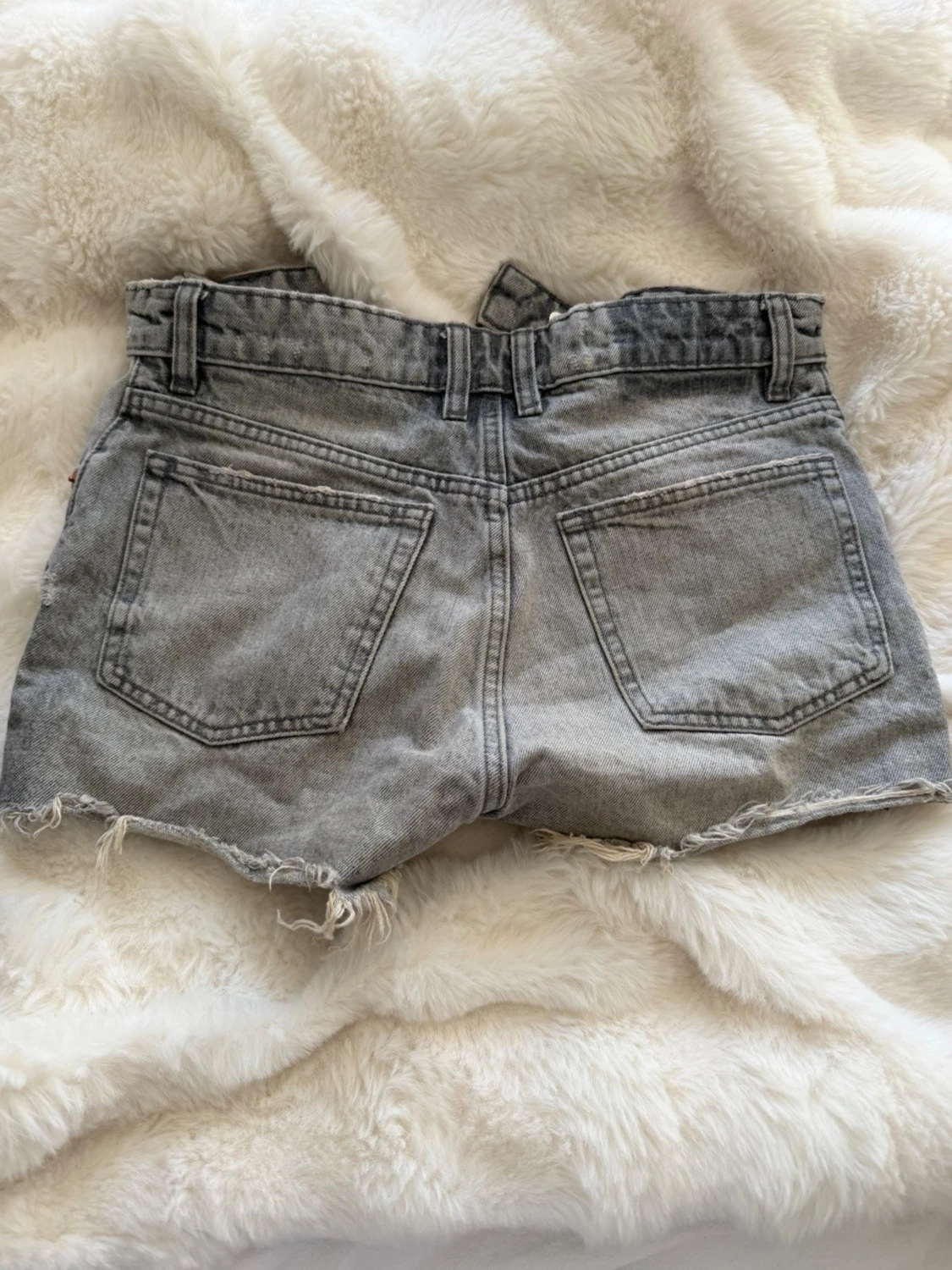 Grå denim shorts med slitningar - 1