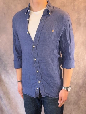 Blå Morris Linneskjorta Skjorta - Stl S - Riktig snygg Morris Linneskjorta i blått, perfekt till sommaren som närmar sig! 🏖️🌊 | Mycket bra skick: 9,5/10, utan defekter ! | Stl: S |  Modellen är 177cm och väger 74kg, sitter grymt | Hör av dig vid frågor // Galgen 🫡 