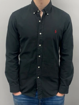 Ralph Lauren skjorta - Fint skick inga defekter, Storlek M i slimfit så sitter mer elegant. Modellen är 185 cm lång och väger ca 78 kg