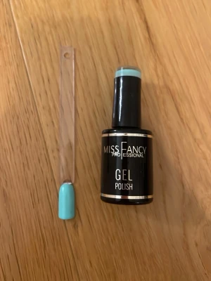 Miss Fancy Gel Polish Pool Party - Snyggt gellack från Miss Fancy Professional i färgen Pool party. Ger en glansig finish och håller länge. Perfekt för dig som vill ha en fräsch och trendig look på naglarna. Kommer i en klassisk rund flaska med svart och guld detaljer.