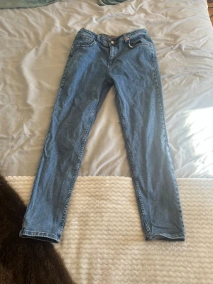 Blå Levi's skinny jeans - Snygga blå skinny jeans från Levi's med klassisk femficksdesign och normal midja. Jeansen har en tidlös tvätt och är gjorda i denim med en smal passform som sitter tajt hela vägen ner. Perfekta för en avslappnad och trendig look.