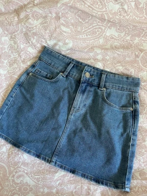 Jeanskjol - Skitsnygg jeanskjol från Only🤩 Aldrig använd💗 Midjemått rakt över: 34 cm Längd: 35 cm