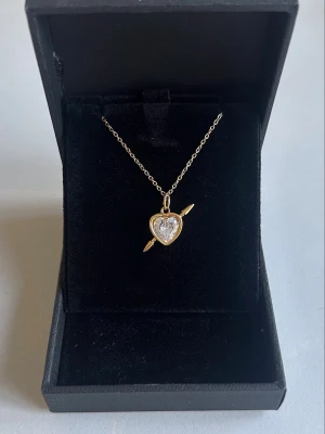 Maria Nilsdotter ”Rebel Love” necklace inspired! - Inspirerat Halsband av Maria Nilsdotter. Halsbandet är 100% rost och nickelfrit och kedjan är 40cm men går att förlänga med ytterligare 5cm. Vid mer frågor är det bara att höra av sig ☺️ 