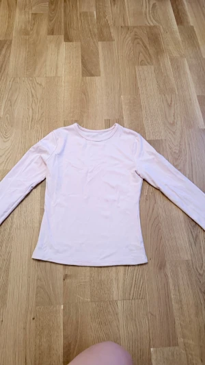Babyrosa topp - En fin tröja i färgen babyrosa. Den är tajt skulle jag säga. Storlek Xxxs till s-m? Har bara använda 1-2 gånger. 