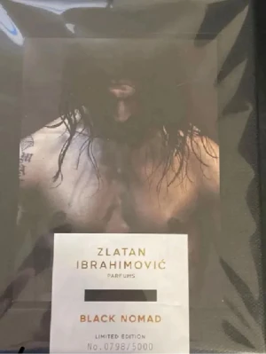 Zlatan Ibrahimović Black Nomad parfym - Limited edition parfym Black Nomad från Zlatan Ibrahimović Parfums. Snygg svart förpackning med exklusiv design och Zlatans porträtt på framsidan. Innehåller 100 ml. Tillverkad i Sverige.
