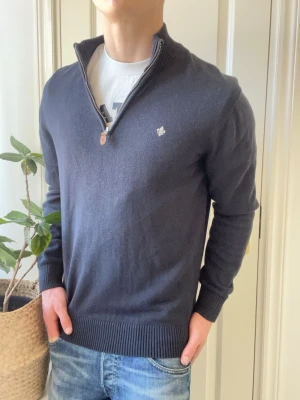 Morris quarter zip stickad tröja  - Morris quarter zip stickad tröja, riktigt läcker! Inga defekter! Modellen i bilderna är 180 cm 75 kg och bär Storlek L men passar M, Kom med frågor! 🌟 (Kan gå ned i pris vid köp av paket 😉) 