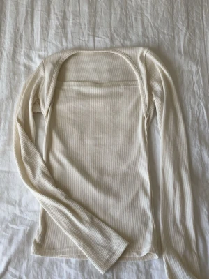 Långärmad top - Vit topp!🤍(Jag hittade ingen bra bild eftersom tröjan inte säljs längre, därmed en dålig kvalité bild från min gamla order lista) köpt från koreanskt märke så kan uppfattas som mindra i storleken, lite stretch i materialet.