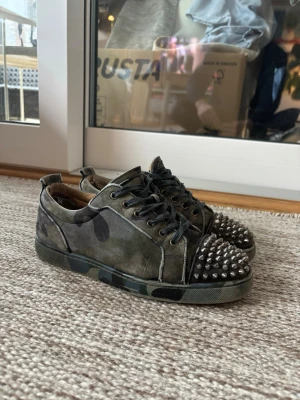 Christian Louboutin skor i camo - Unika sneakers☺️ i camomönstrad mocka från Christian Louboutin. Skorna skulle jag säga är mellan storlek 42-43 och är Äkta det kan jag garantera box med följer tyvärr inte kvitto👍men jag säljer dom pågrund av det billiga priset så är det för jag är väldigt behov av pengar just nu annars hade jag verkligen inte sålt mina loubs för det priset 🤝🤩