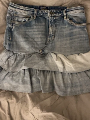 Jeans kjol - Jätte fin jeans kjol. Säljer då den är för stor