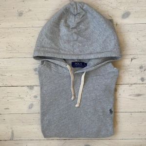 Ralph Lauren hoodie - Sjukt fet Ralph Lauren hoodie i perfekt skick 🙌 Hoodien är i storlek L men fungerar nog också som en M, skriv vid fråga 👍 