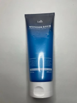 La'dor Wonder Balm 200 ml - La'dor Wonder Balm är en professionell hårvårdsprodukt i en blå tub på 200 ml. Balsamet ger intensiv fukt och näring till håret och passar för dig som vill ha mjukt och glansigt hår. Tuben är tillverkad i plast och har en vit snäpplock.