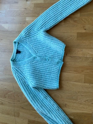 Turkos kofta från Lindex  - Jag säljer en turkos kofta från Lindex i storlek S. Har ej några hål, helt perfekt till sommaren! Lite kortare k modellen med långa armar. 