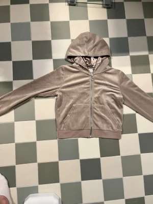 Hoodie från Lindex  - Begie Hoodie med dragkedja och luva.