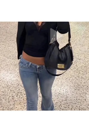 Snygg Marc Jacobs Väska - Marc Jacobs lil ukita bag, ser exakt ut som bilden, mycket bra skick! 💕säljer då jag inte använder den alls :)